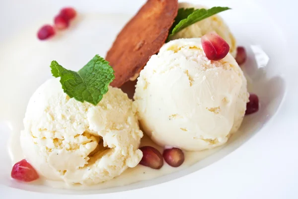 Vanilla ice cream with pomegranate seeds — Stock Photo, Image