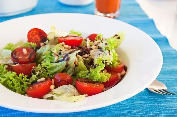 Taze kiraz ve marul salatası — Stok fotoğraf