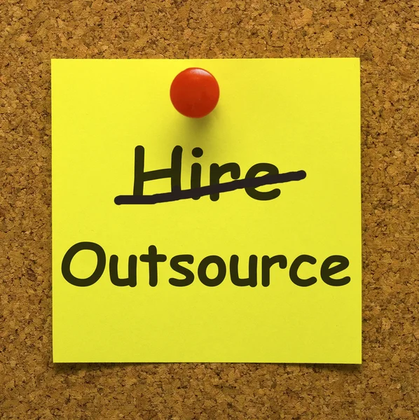Outsource Note Mostrando fornecedores de subcontratação e freelance — Fotografia de Stock