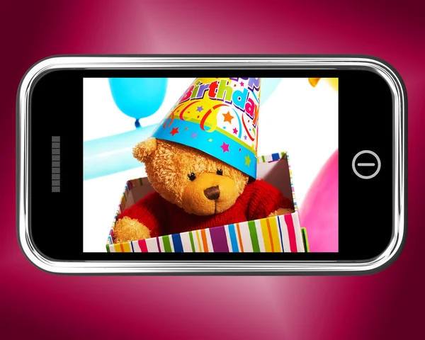 Teddy bear verjaardag cadeau foto op smartphone — Stockfoto