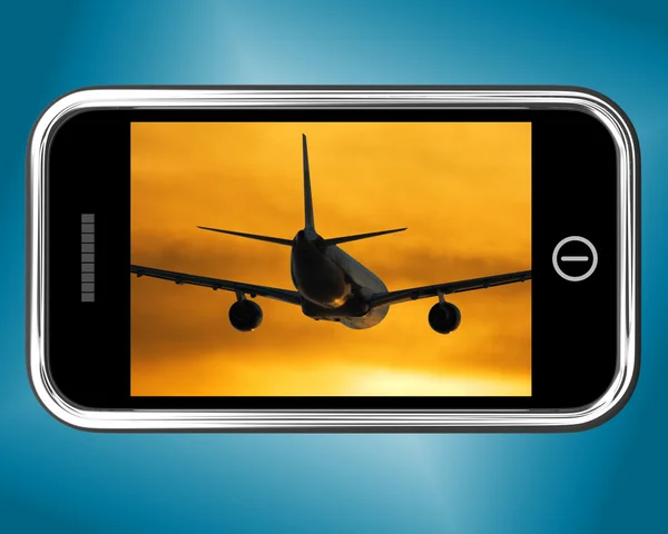 Avião voando para o pôr do sol no telefone móvel — Fotografia de Stock