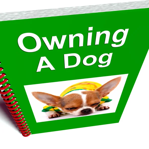 Posiadanie psa książka pokazuje rad pielęgnacji psów — Zdjęcie stockowe