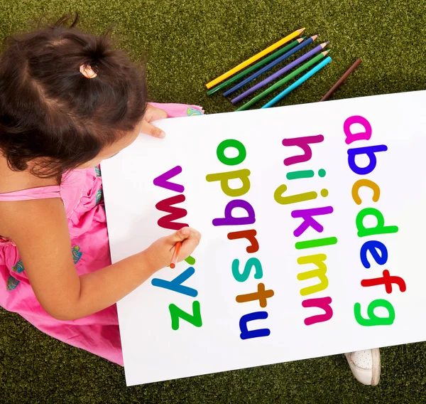Девушка пишет алфавит показывает обучение ребенка — стоковое фото