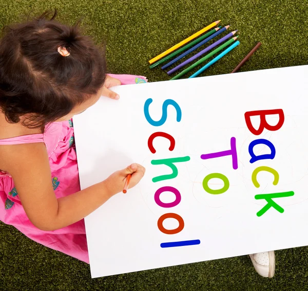 Chica escribiendo de nuevo a la escuela como símbolo para la educación —  Fotos de Stock