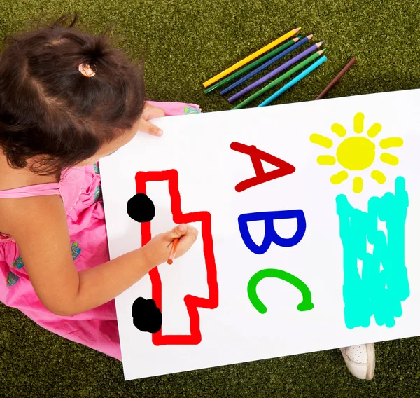 写作学习字母 abc 显示孩子的女孩 — 图库照片