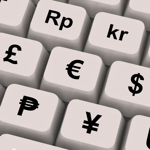 Símbolos de moeda em chaves de computador mostrando taxas de câmbio — Fotografia de Stock