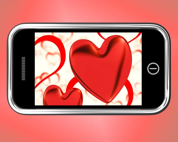 Rode harten op mobiel Toon liefde en romantiek — Stockfoto