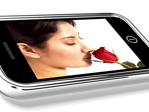 Kız bir kırmızı gül ile fotoğrafını cep telefonu — Stok fotoğraf