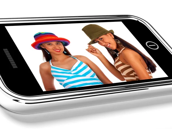 在智能手机上的帽子图片中的两个少女朋友 — 图库照片