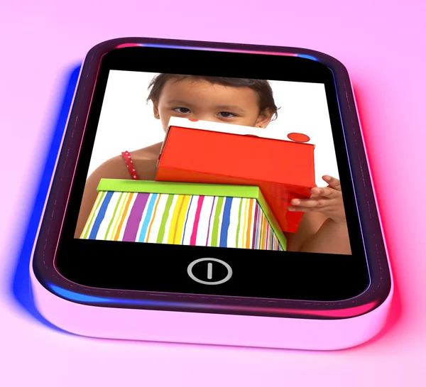 Happy Girl Receiving Gifts Picture On Mobile Phone — Stock Photo, Image