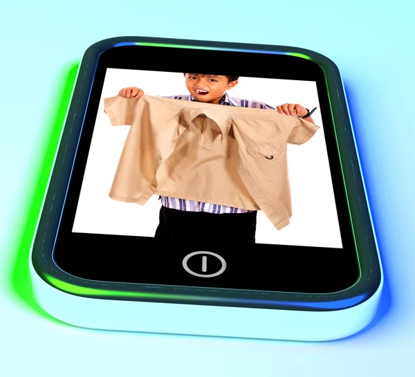 Foto móvel do menino verificando suas compras — Fotografia de Stock