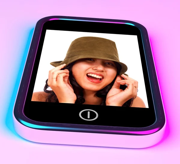 Joyeux sourire adolescent fille photo sur un téléphone portable — Photo