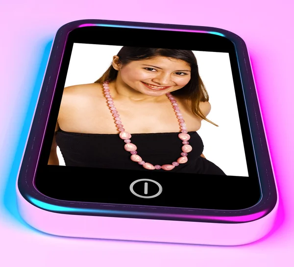 Felice e sorridente giovane donna foto su un telefono cellulare — Foto Stock