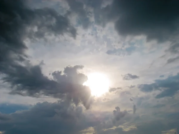 Sol da noite brilhando através das nuvens — Fotografia de Stock