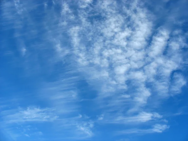 Blue sky background with fleecy clouds — Stock Photo, Image