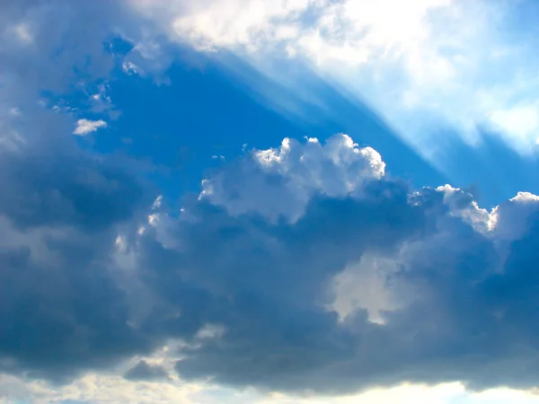 Ciel bleu avec des rayons de soleil à travers les nuages — Photo