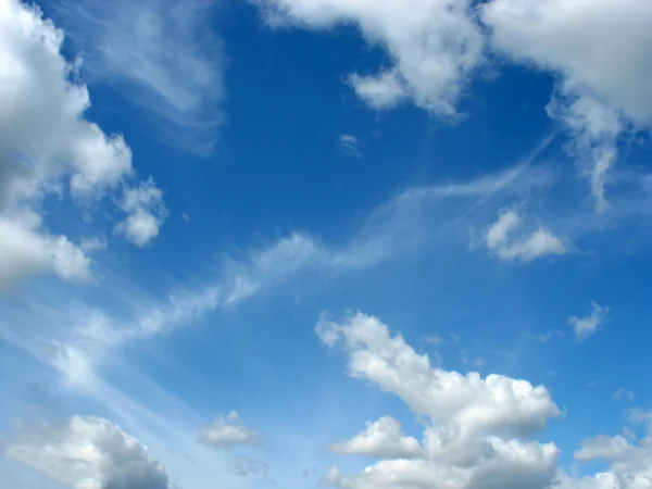 Blue sky with fleecy and cumulus clouds — Stock Photo, Image
