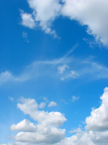 Blauwe lucht met wollige en cumulus wolken — Stockfoto
