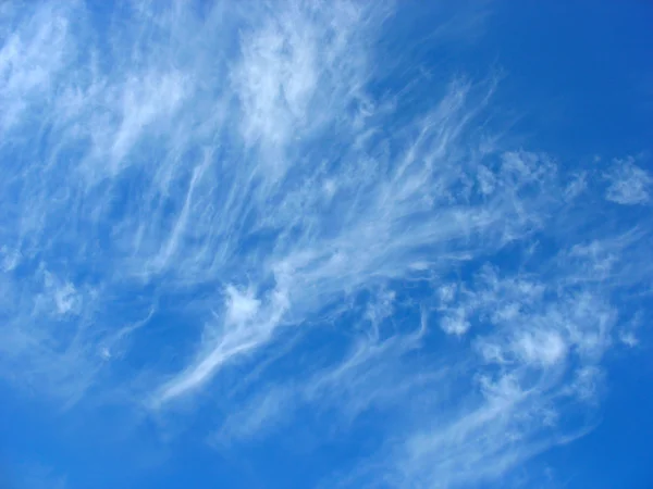 Blauwe hemelachtergrond met wollige wolken — Stockfoto