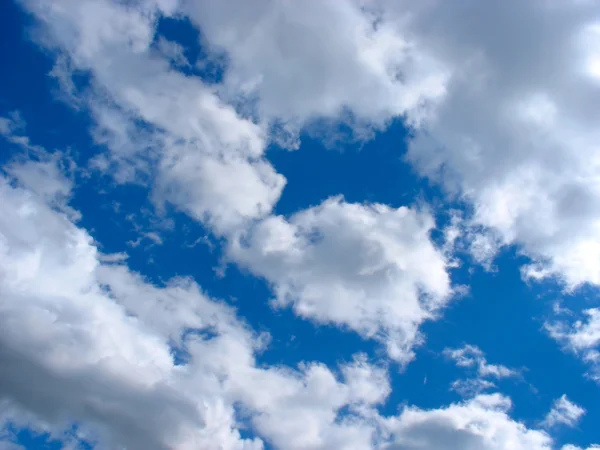 Blauwe lucht met cumulus wolken — Stockfoto