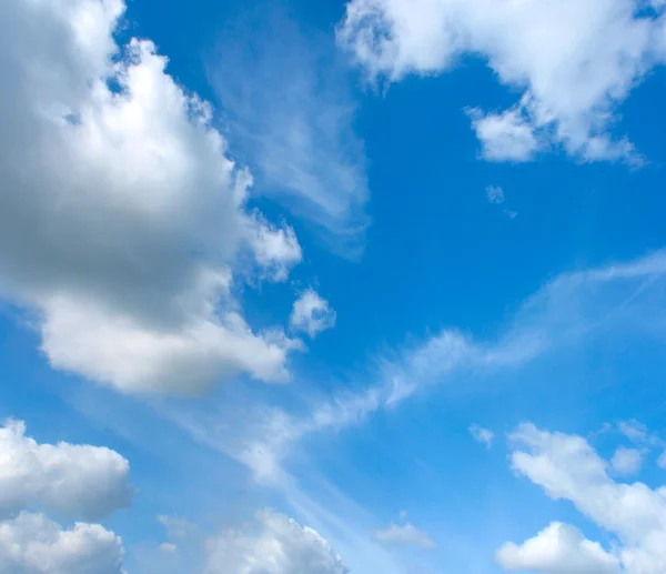 Blauwe lucht met wollige en cumulus wolken — Stockfoto