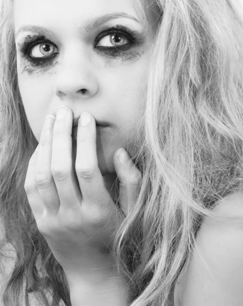 Uma menina loira triste com expressão aterrorizada — Fotografia de Stock
