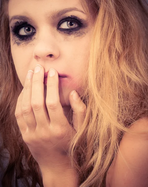 Ein trauriges blondes Mädchen mit entsetztem Gesichtsausdruck — Stockfoto