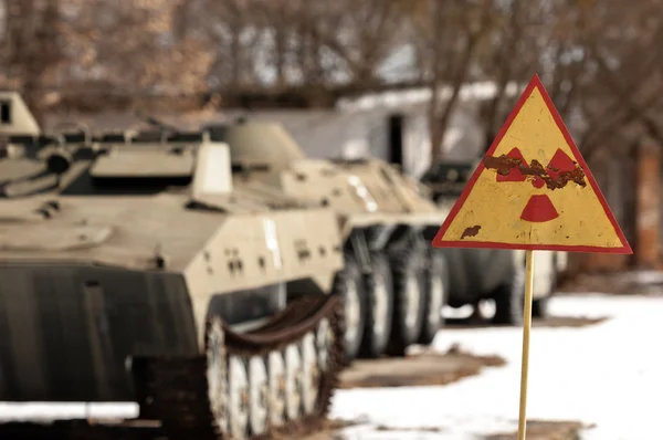 Strahlengefahrenschild mit Panzern — Stockfoto