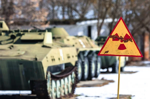 Radyasyon tehlikesi işareti tankları ile — Stok fotoğraf
