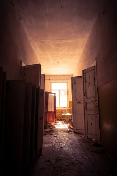 Дверь с ярким светом в заброшенном здании — стоковое фото