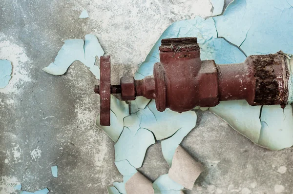 Rezavé staré vodovodní proti betonové zdi — Stock fotografie