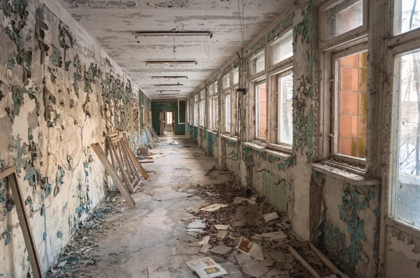 プリピャチ学校 2012年で放棄された回廊 — ストック写真