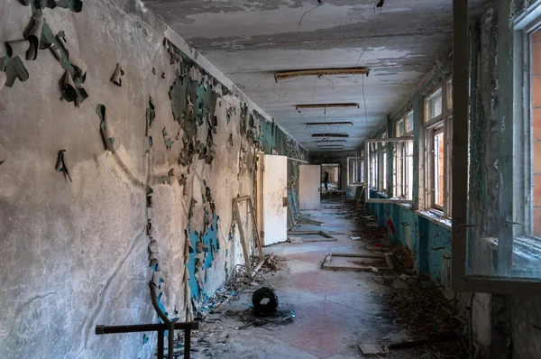 Abandoned corridor in pripyat school 2012 — Stock Photo, Image