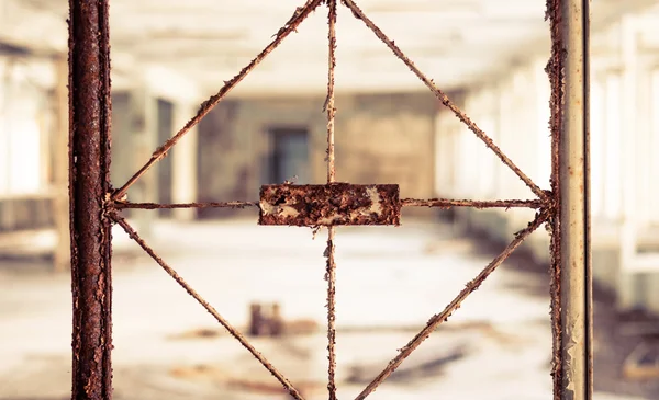 Vintage kırık pencere bulanık koridor ile — Stok fotoğraf