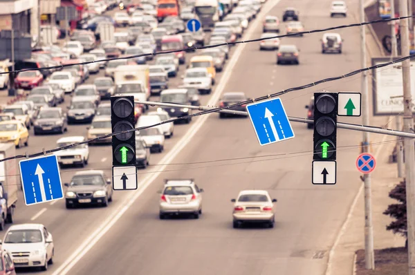 Groene verkeer lampen en blauw bord — Stockfoto