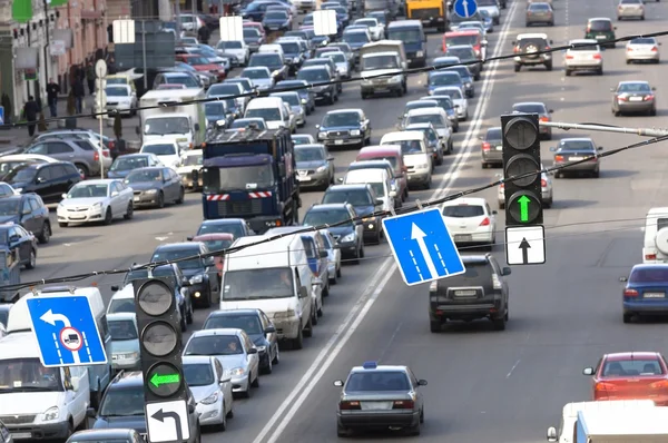 Grön trafik lampor och blå tecken — Stockfoto