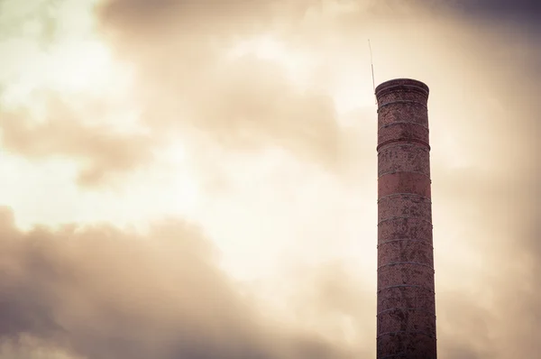 Большой промышленный дымоход — стоковое фото