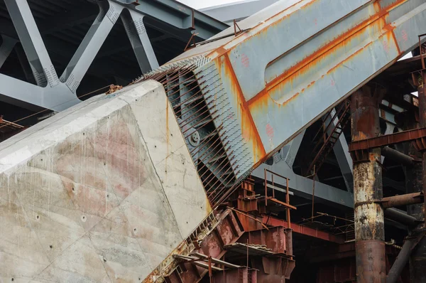 Puente viejo con pilares inacabados —  Fotos de Stock