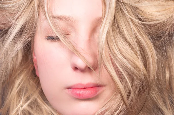 Närbild av en blond flicka — Stockfoto