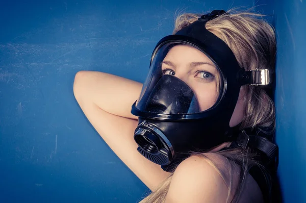 Fiatal nő maszkkal — Stock Fotó