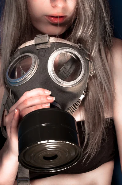 Mujer joven con una máscara —  Fotos de Stock