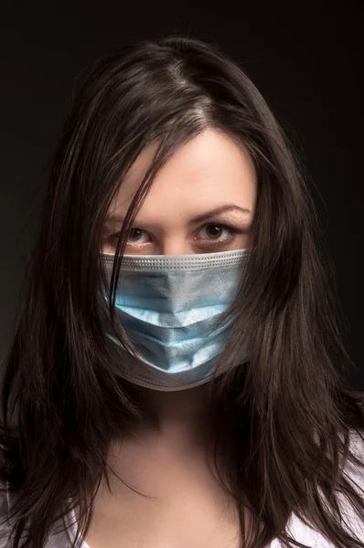 Mladá žena v ochranné masce — Stock fotografie