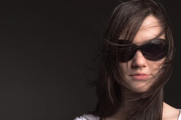 Young woman with sunglasses — Stock Photo, Image