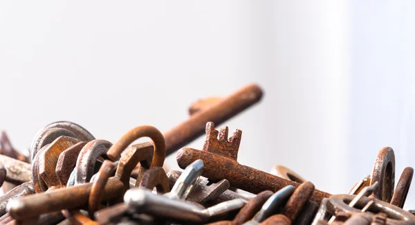 Un gran grupo de llaves oxidadas — Foto de Stock