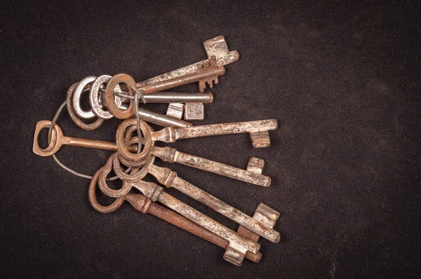 En stor grupp av rostiga nycklar — Stockfoto