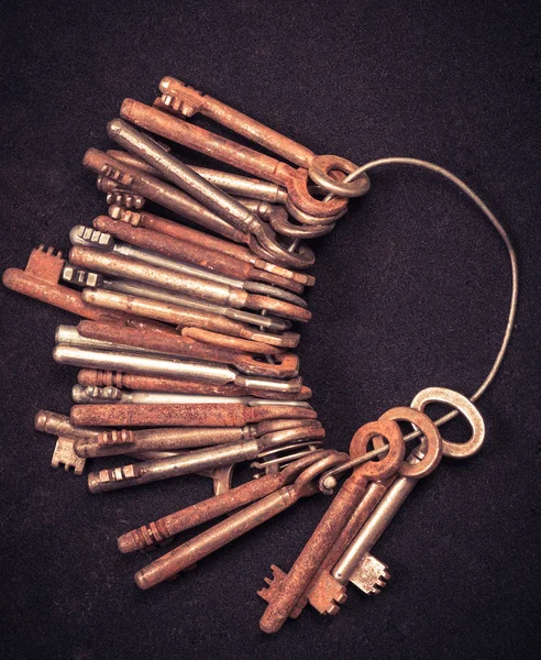Большая группа ржавых ключей — стоковое фото