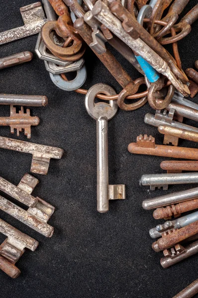 Un gran grupo de llaves oxidadas —  Fotos de Stock