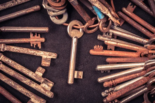 En stor grupp av rostiga nycklar — Stockfoto