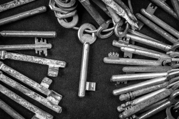 Un grande gruppo di chiavi arrugginite — Foto Stock