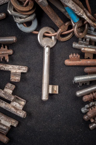 Um grande grupo de chaves enferrujadas — Fotografia de Stock